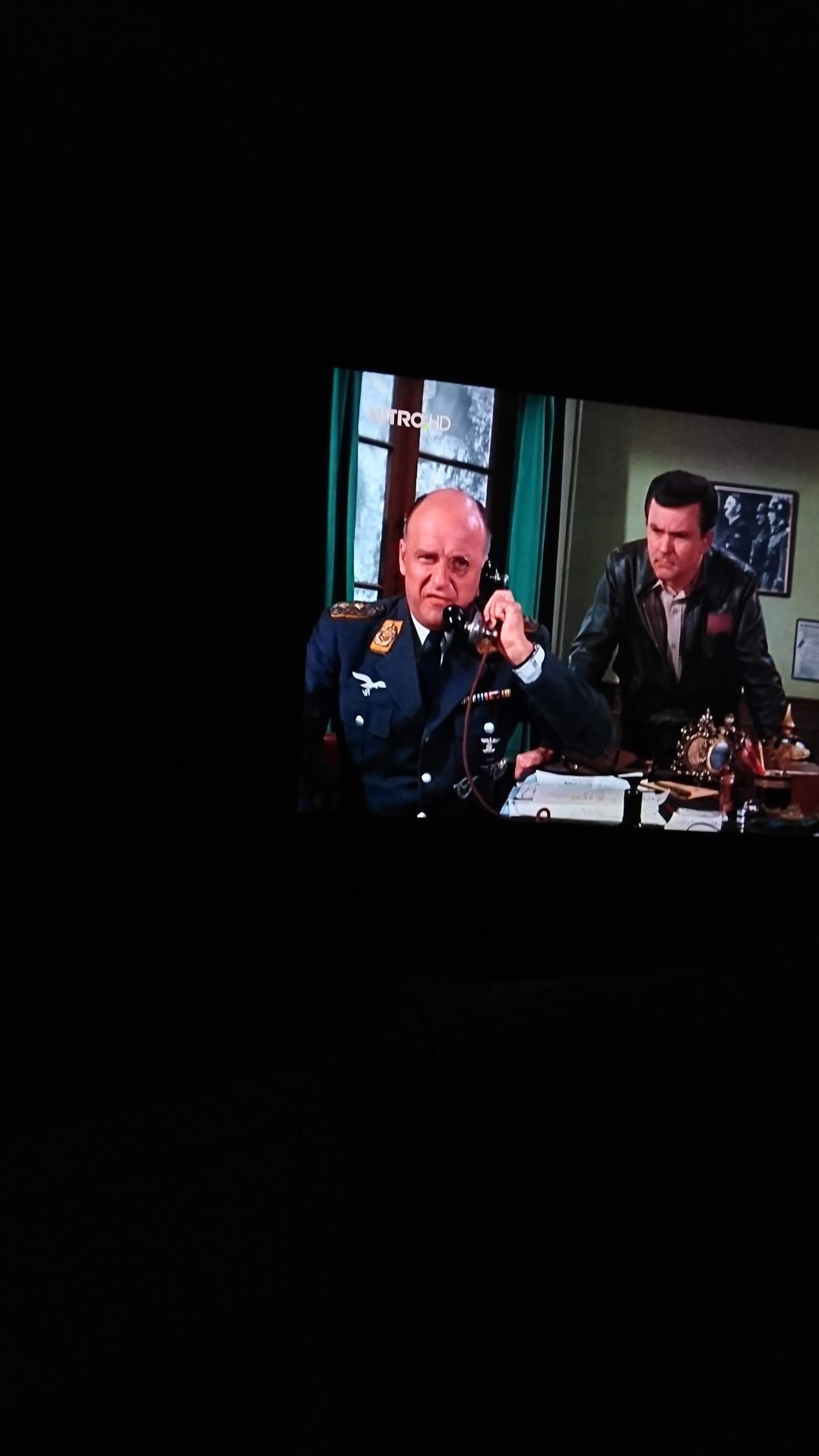 Wie heißt dieser Schauspieler (links auf dem Bild) die Serie heißt, ein Käfig voller Helden