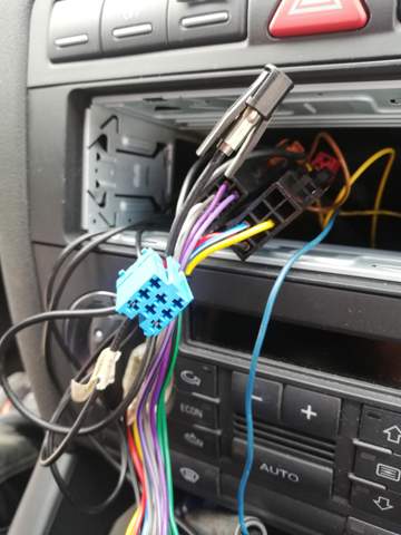 Wie heißt dieser Stecker im Autoradio?