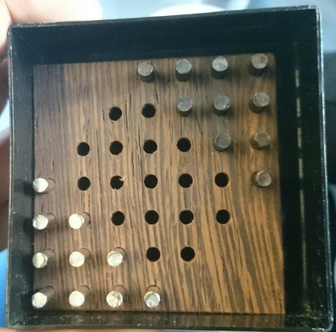 Das kleine Spiel mit Metallstäben und Löchern in einem Holzbrett - (Brettspiel)