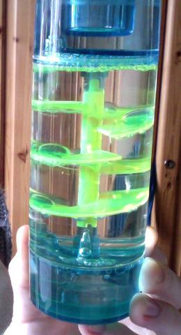 Der Zylinder mit Wasser, blauer Flüssigkeit und Luft - (Kinder, Wasser, Spielzeug)
