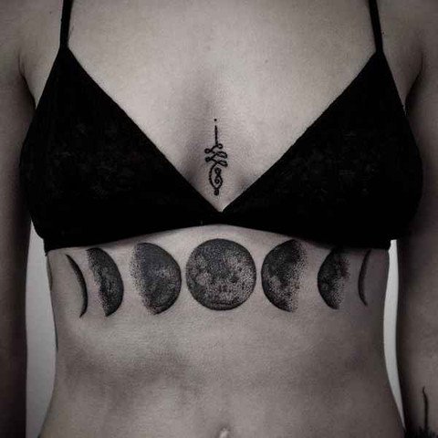 Tattoo in der Mitte ihrer Brust - (Name, Bedeutung, Tattoo)