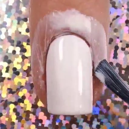 Wie Heisst Dieses Zeug Dass Man Beim Nagel Lackieren Um Den Nagel Herum Macht Damit Man Nicht Seine Finger Bemalt Nagellack