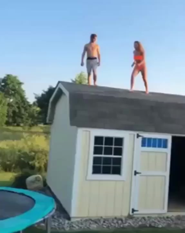 Wie hoch würde man gefedert werden, wenn man vom Dach auf das Trampolin springt?