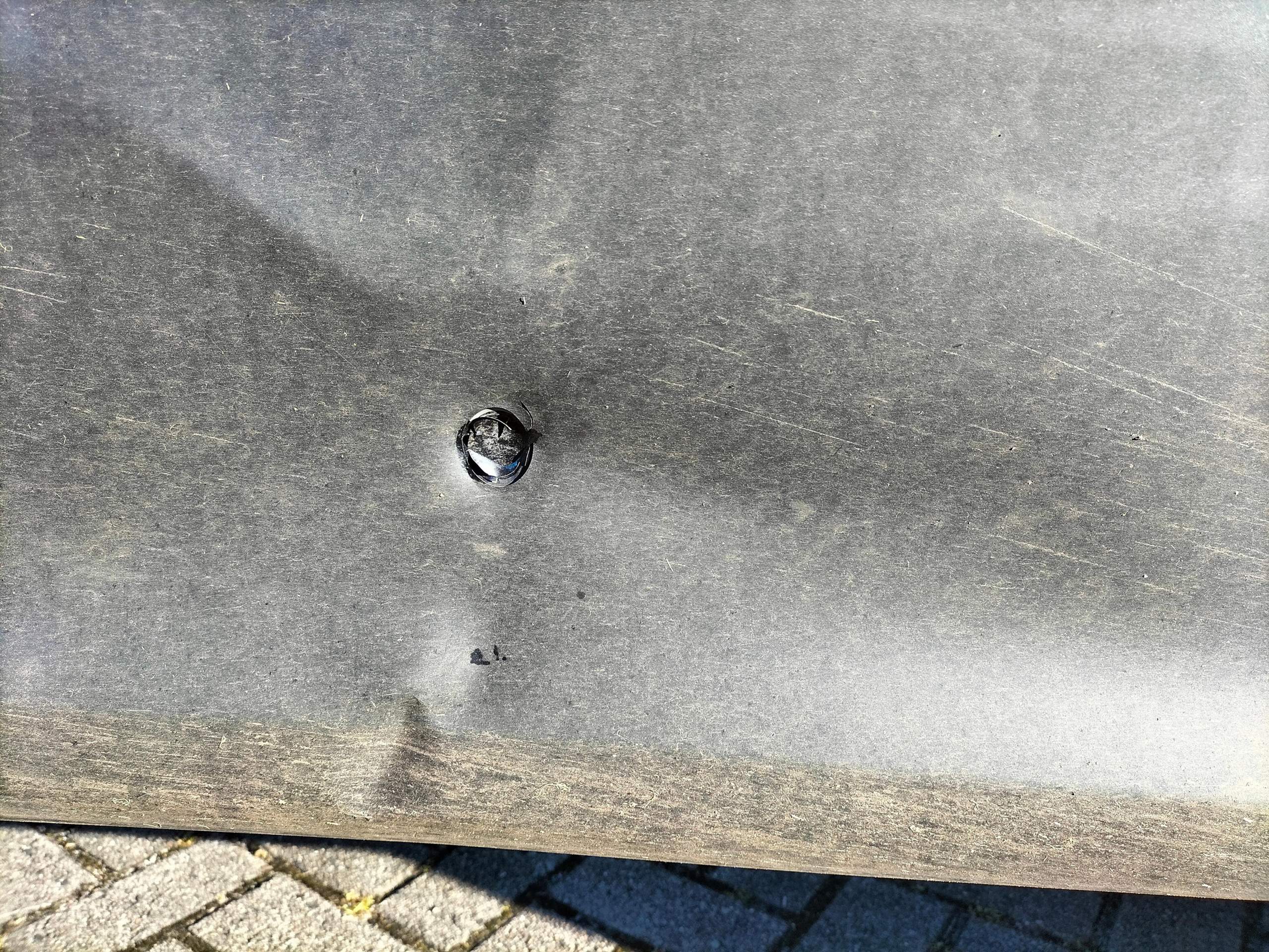 Wie ist dieser Lackschaden passiert (Fahrerflucht)? (Auto)