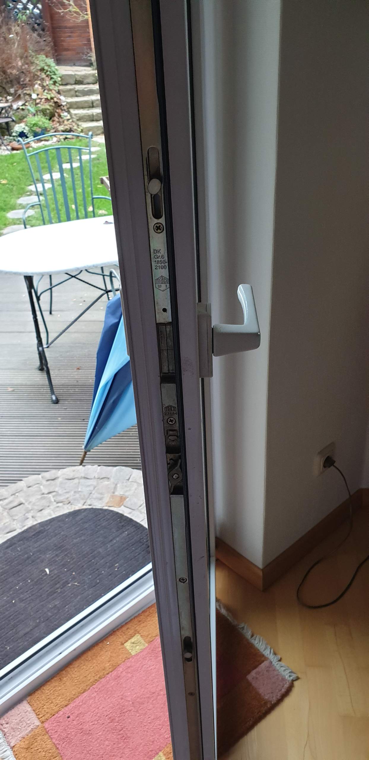 Wie kann man bei der Terrassentür ein Schloss von außen installieren? Technik, Spiele