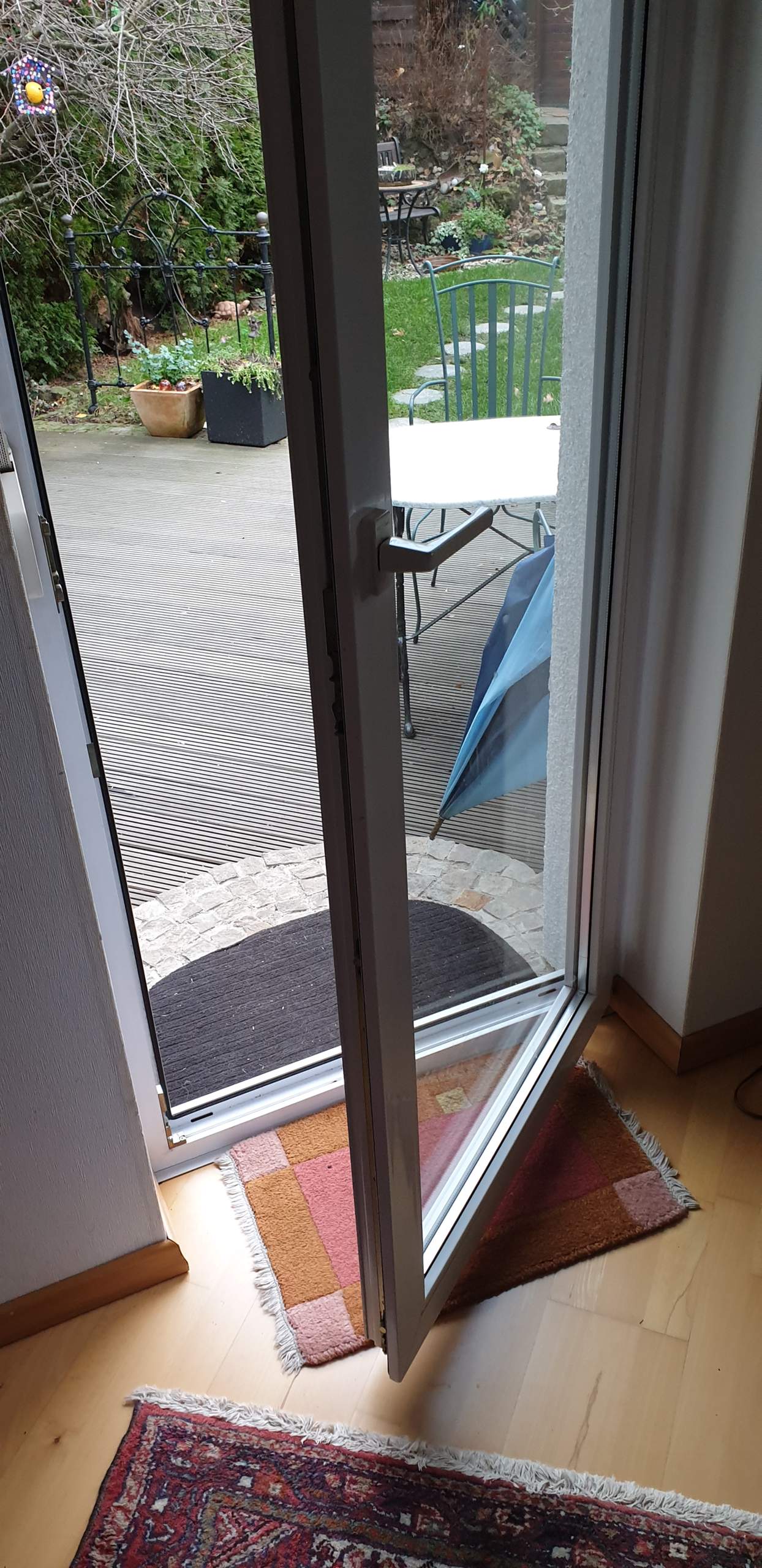 Wie kann man bei der Terrassentür ein Schloss von außen installieren? Technik, Spiele