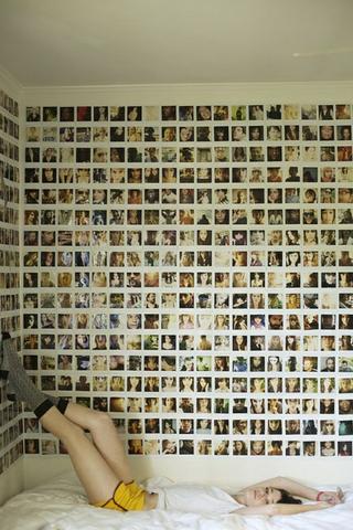 wie kann ich am besten viele bilder collage an einer wand befestigen ohne dabei die wand selber zu beschadigen wohnen zimmer gestaltung