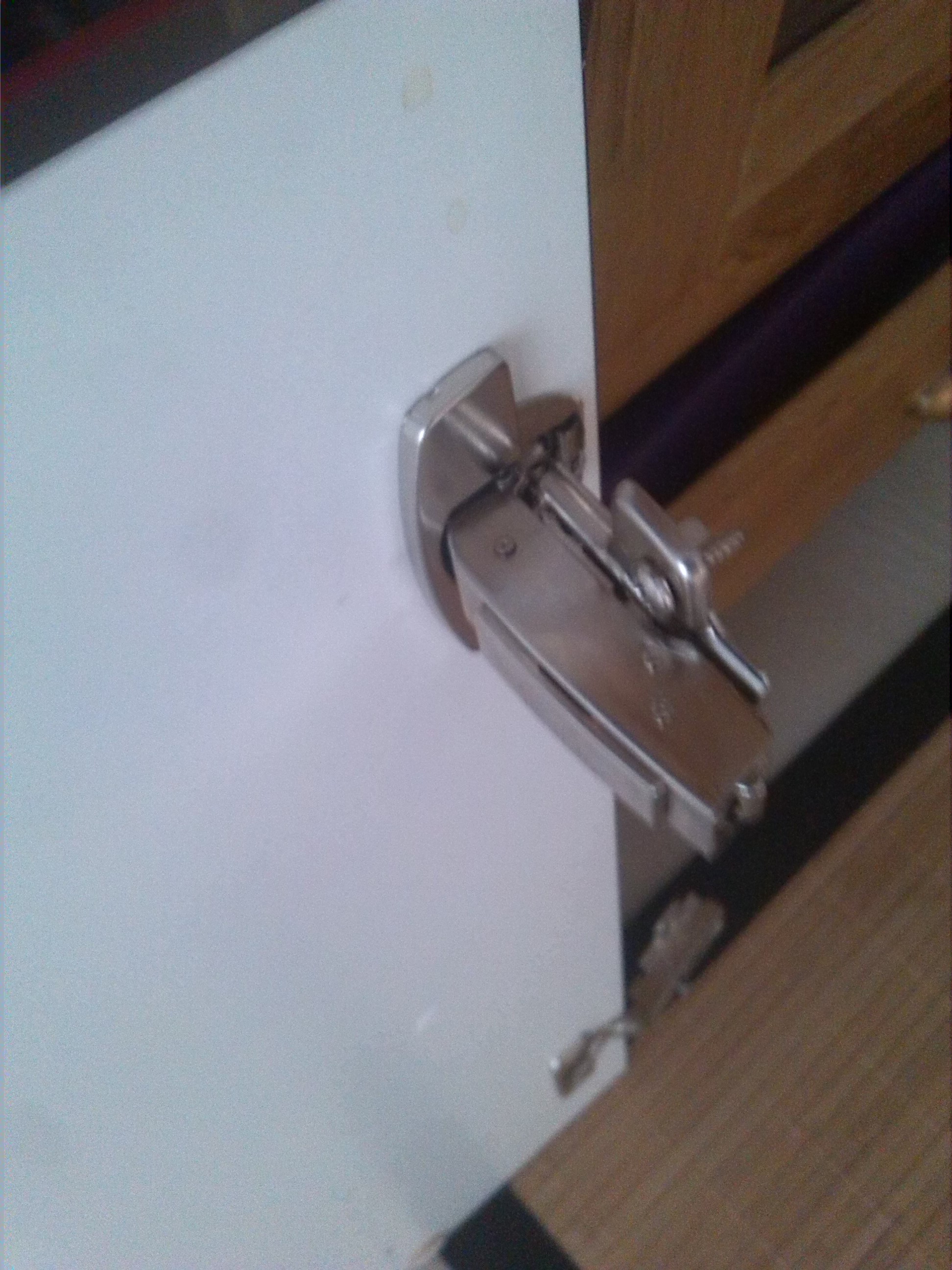 Wie kann ich am einfachsten eine abgerissene Schranktür an einem