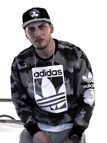 2. Screenshot aus dem Video - (adidas, Pullover)
