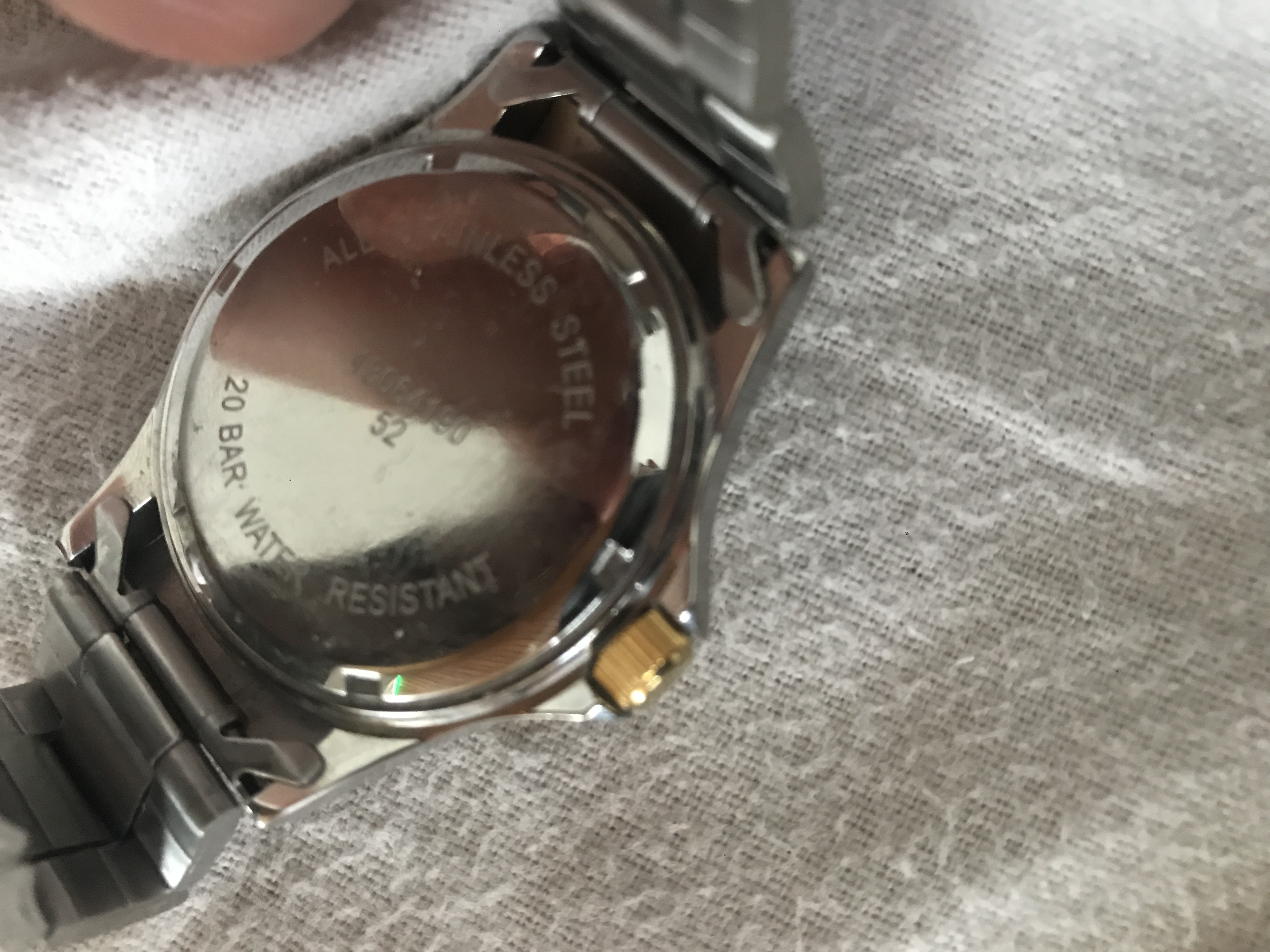 Wie kann ich die Batterie dieser Uhr wechseln? (Technik, Reparatur