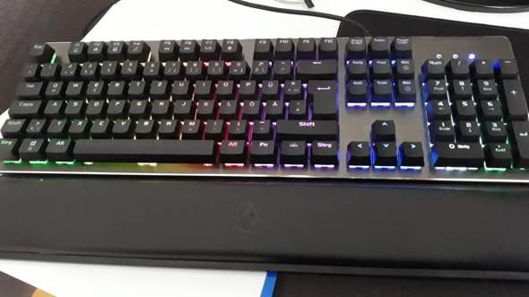 Wie kann ich die Farbe von den LED's an meiner Gaming-tastatur wechseln? (Computer, Technik, PC)