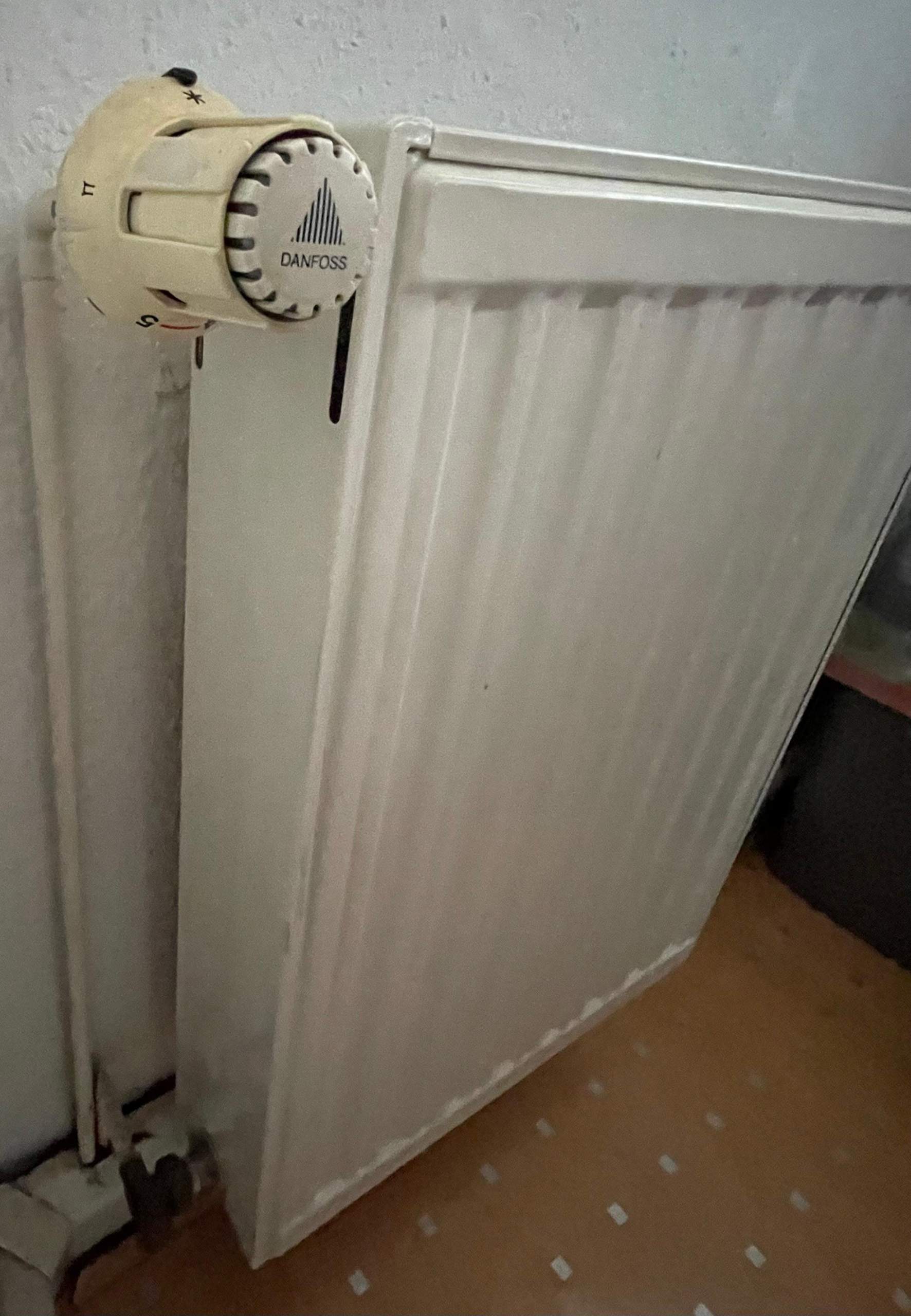 Wie kann ich die Heizungsabdeckung (Gitter) entfernen? (Heizung, Heizkörper)