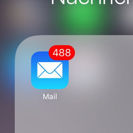 Ich möchte, dass die rote Zahl weggeht. Mails lesen geht nicht, sind ja gelöscht - (Handy, Technik, iPhone)