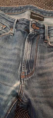 Wie kann ich diese Jeans Hose unsichtbar ausbessern, im Schritt gerissen?