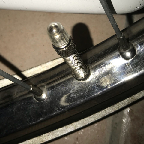 Wie kann ich diesen Fahrradreifen aufpumpen? Die kappe oben lässt sich irgendwie nicht abdrehen?