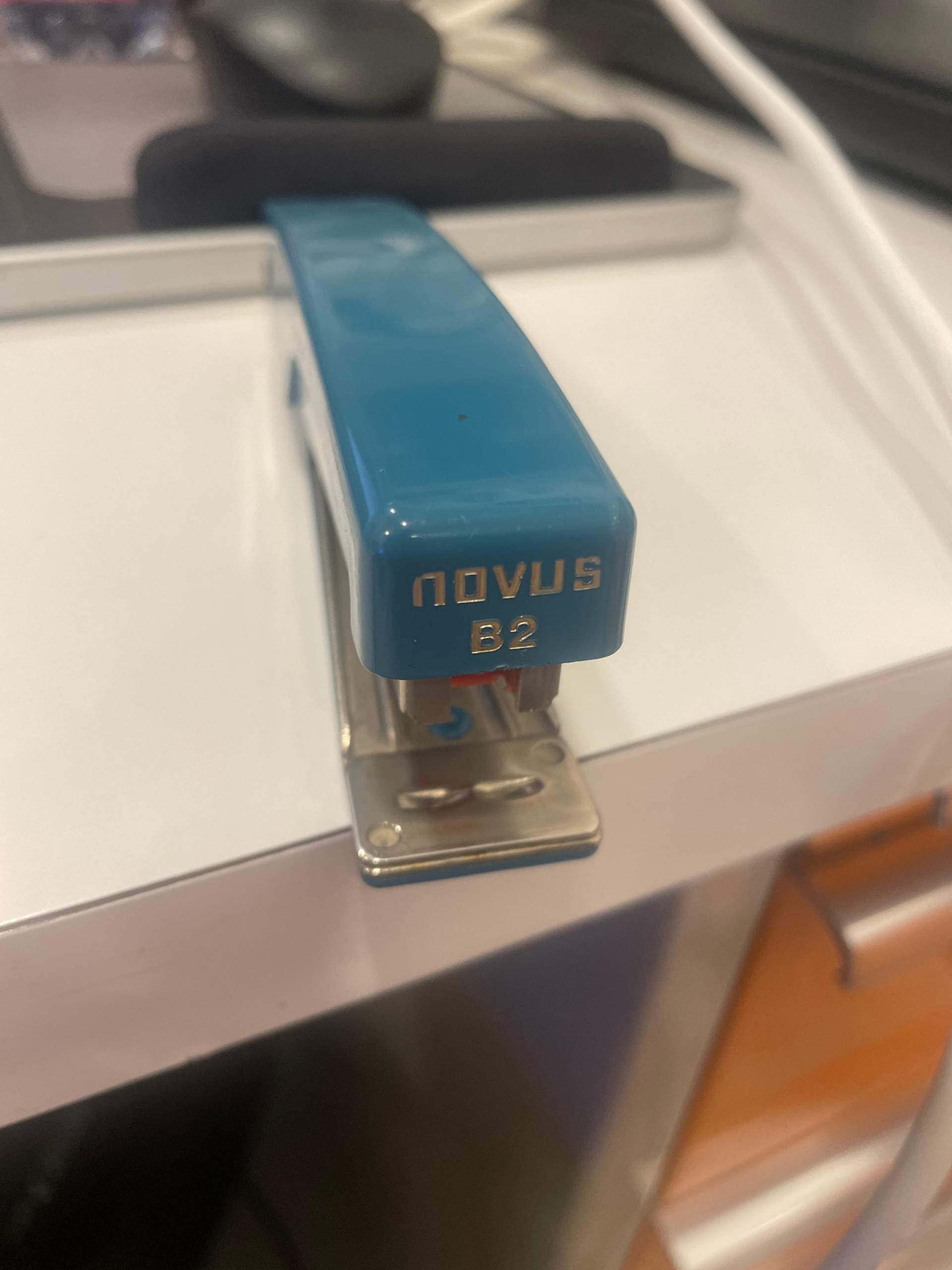 Wie kann ich diesen Tacker auffüllen? (Büro)