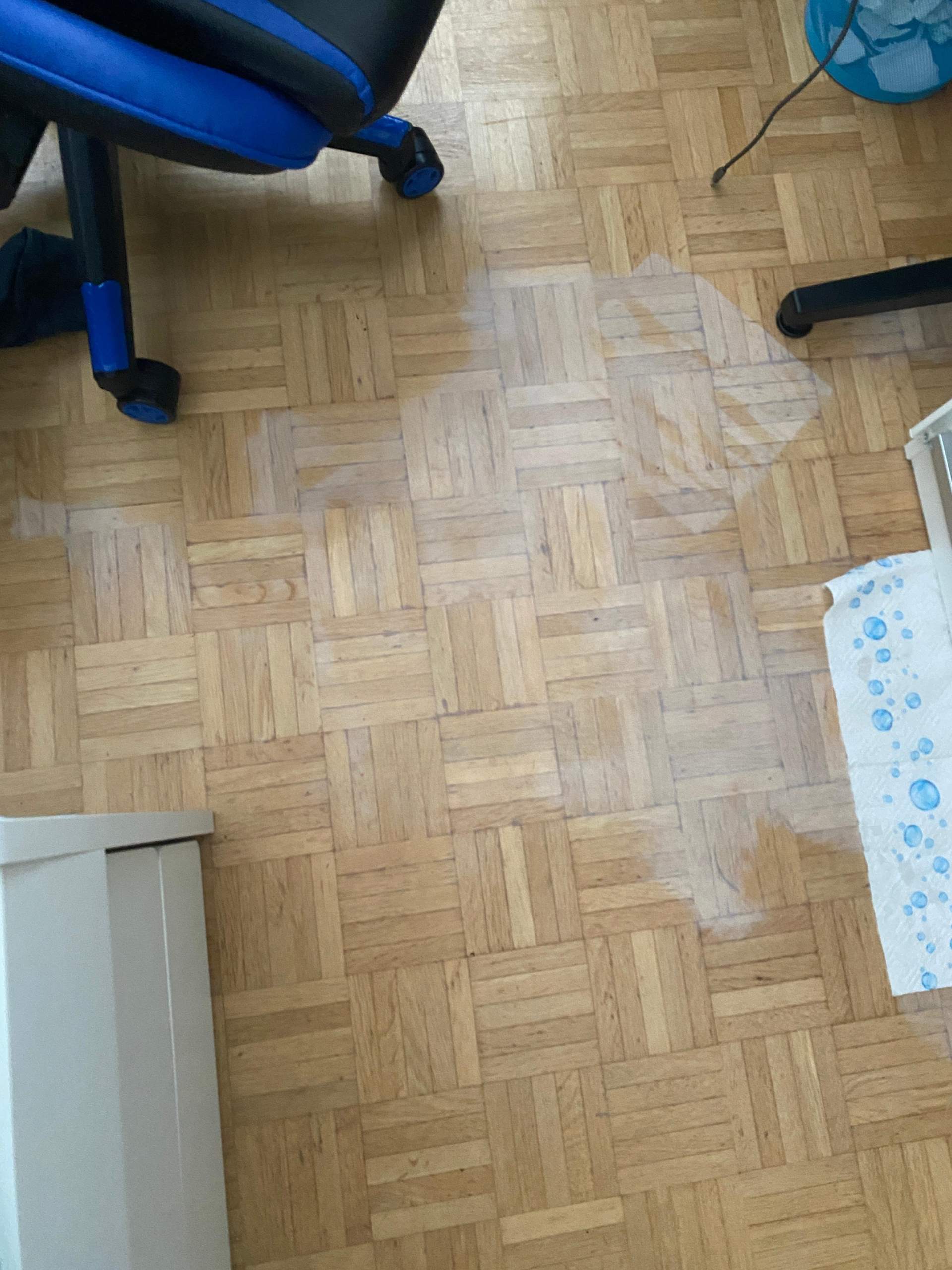 Wie kann ich diesen weissen beleg vom boden entfernen? (Flecken, Holz, putzen)