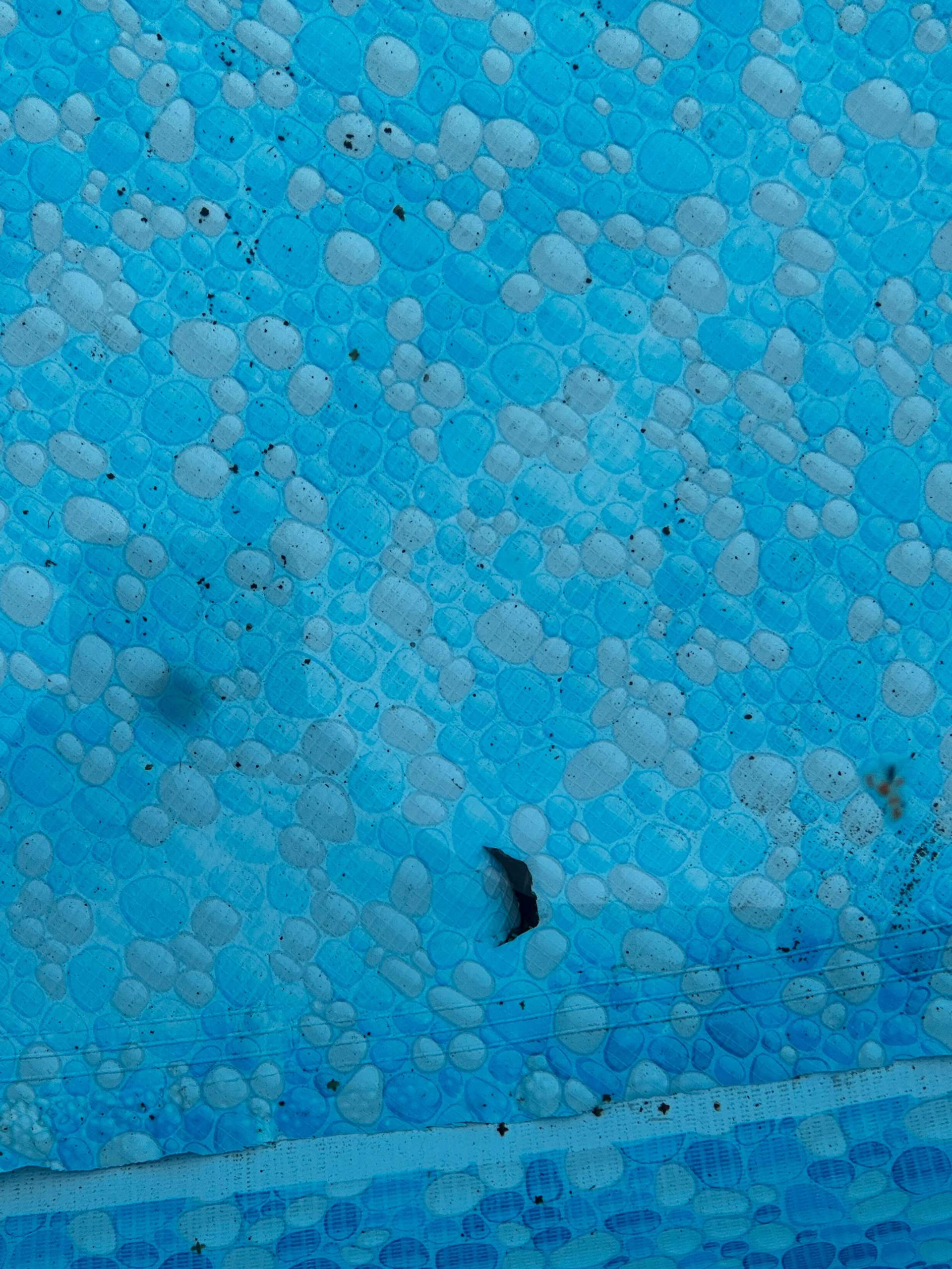 Loch Im Pool Flicken Mit Wasser Drin Wie kann ich dieses Loch im Pool flicken? (Wasser, Reparatur, Sommer)