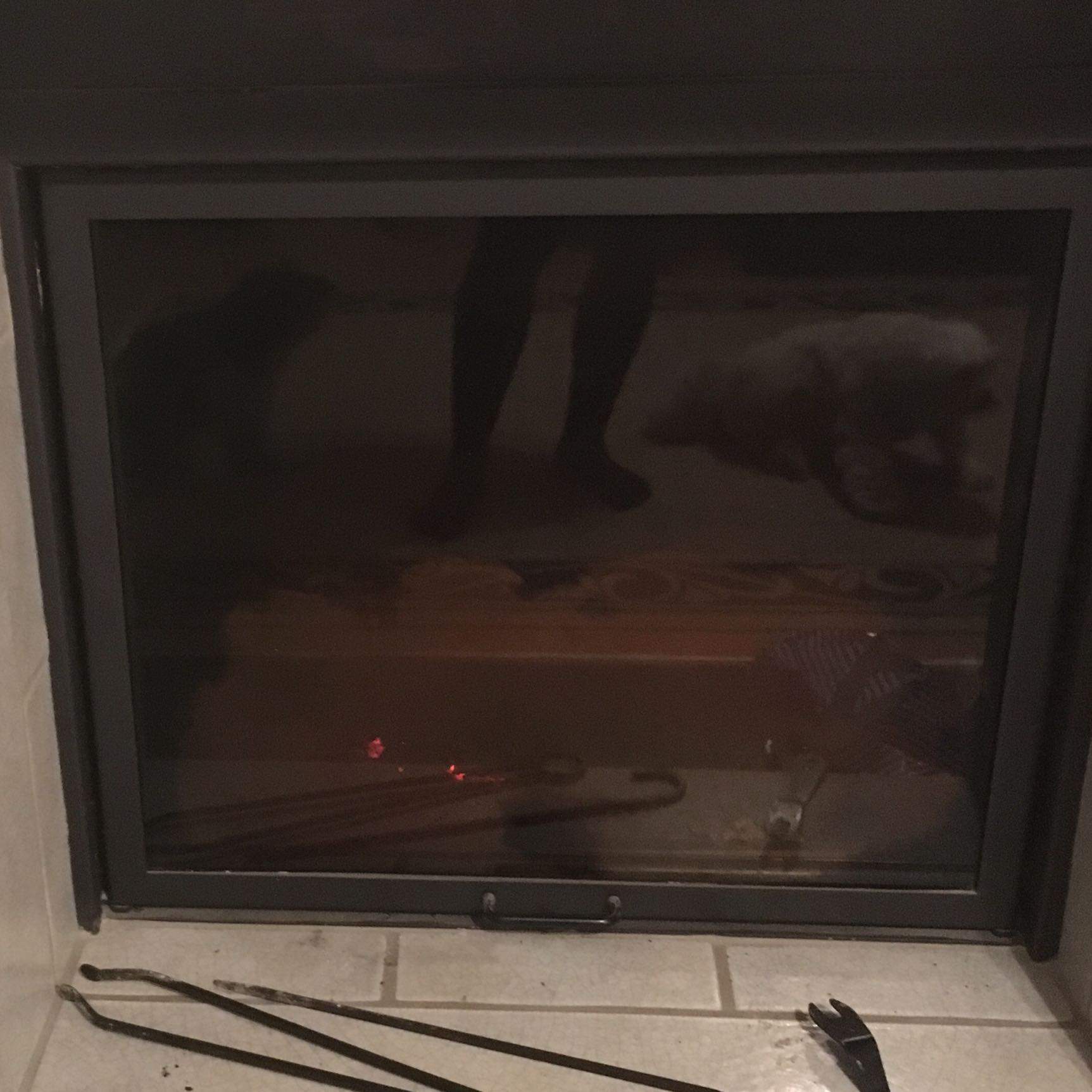 Wie kann ich ein Kaminfenster bei einem offenen Kamin öffnen