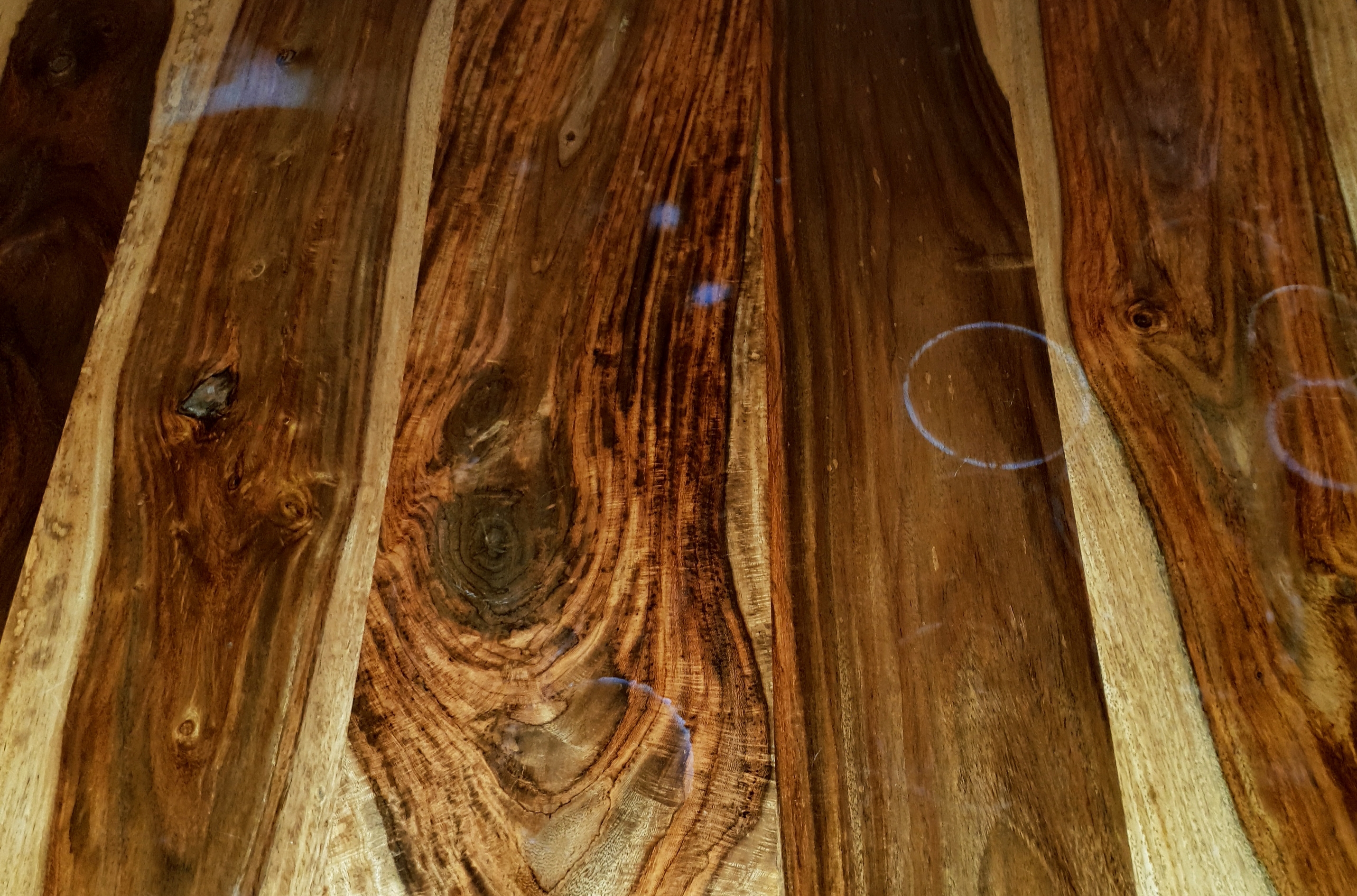 Wie kann ich Hitzeflecken auf einem Holztisch entfernen? (Holz, Flecken, Holzbearbeitung)