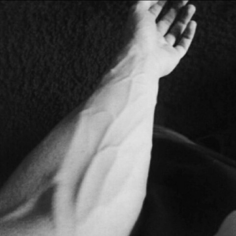 Wie kann ich machen das man die Adern auf denn Umterarmen sieht? (Unterarm)