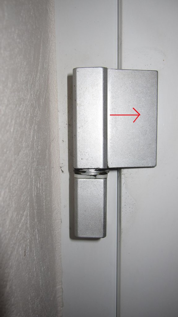 Wie kann ich meine Haustür am Scharnier einstellen?