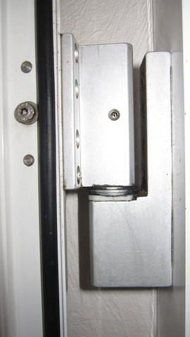 Wie kann ich meine Haustür am Scharnier einstellen?