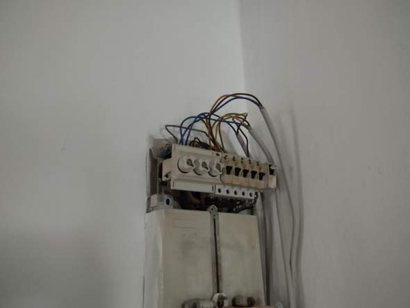 Wie kann man den Vermieter drum beten den Stromkasten zu reparieren, den er selbst falsch installiert hat?