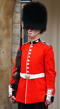 Wie kann man die queen guards in London ganz einfach zum lachen bringen?