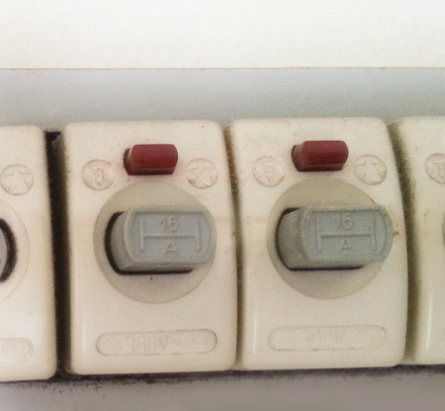 Wie kann man diese alte Sicherung (80er Jahre, siehe Foto) wieder