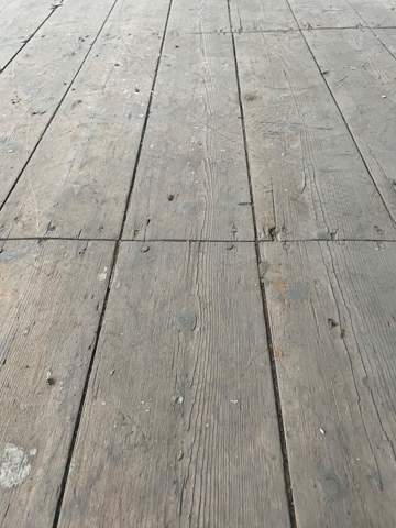 Wie kann man einen alten Holzboden (kein Parkett) am besten reinigen (siehe Foto)?