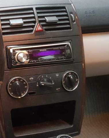 Wie kann man in der Mercedes A-Klasse W169 ein 2-Din Radio einbauen?