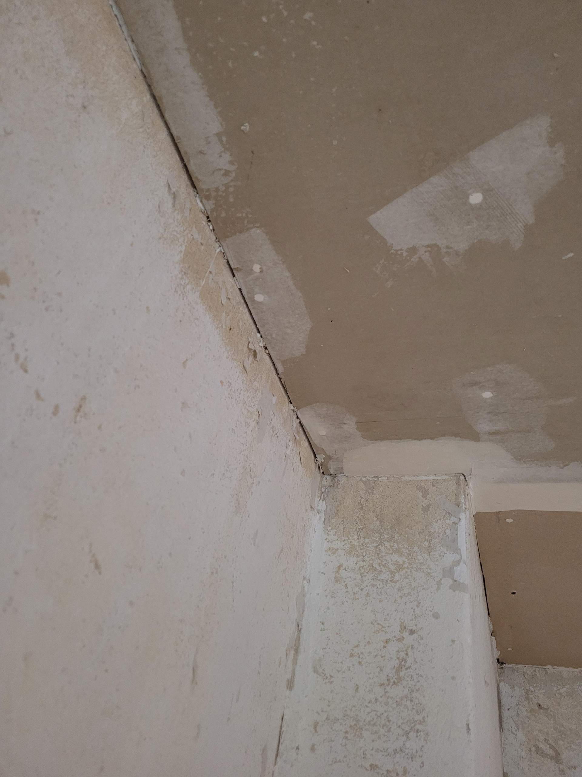 Wie kann man solch einen Spalt am Besten schließen? (Wohnung, Reparatur ...