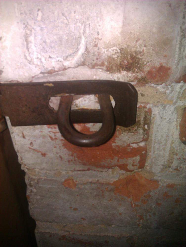 Wie kann man unsere Kellertür (FOTO ANBEI) vor Einbrechern schützen