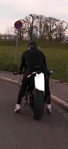 Wie klein ist dieser Motorradfahrer?