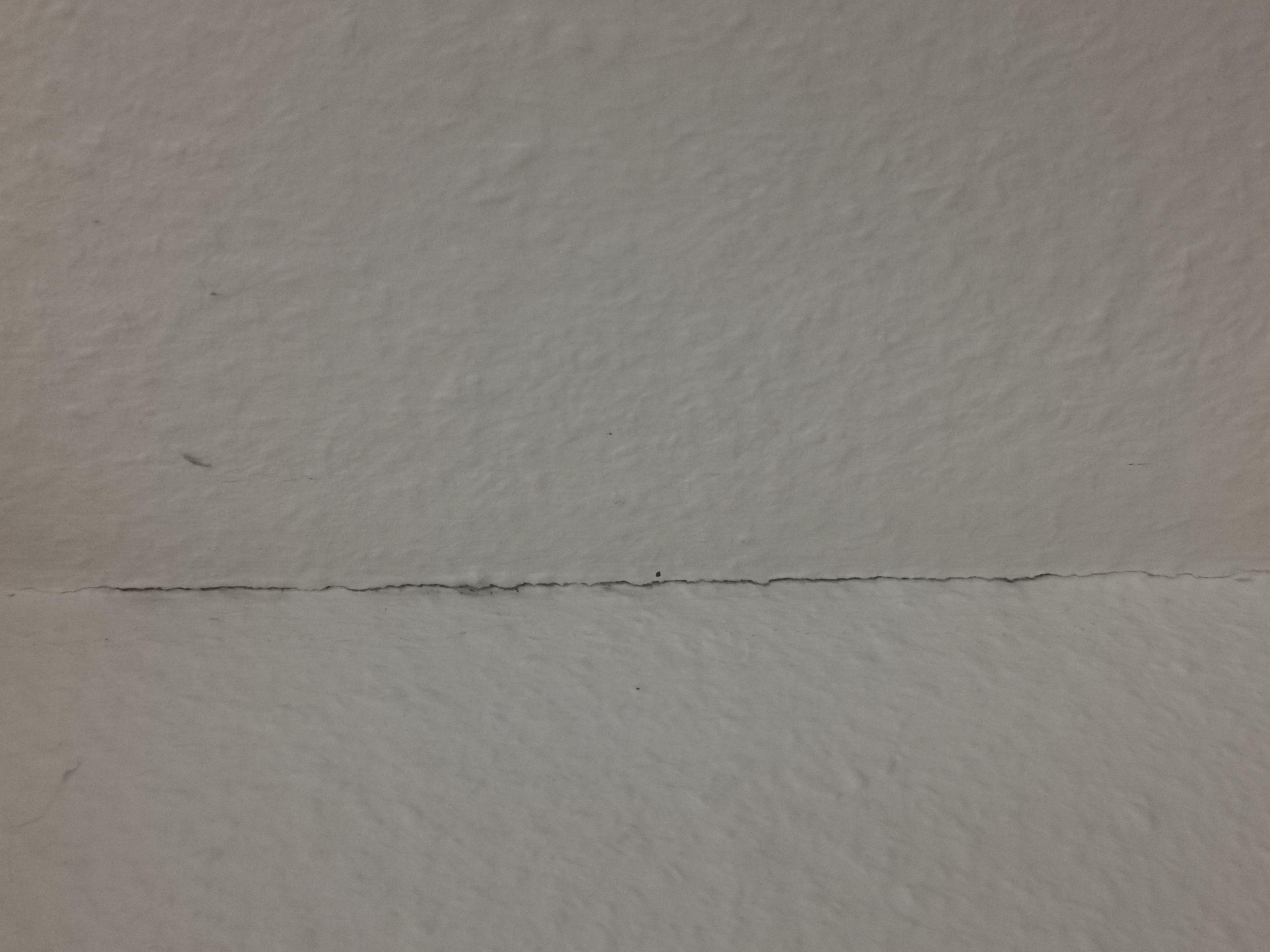 Wie Konnen Risse In Der Tapete Am Sinnvollsten Ausgebessert Werden Renovierungsarbeiten