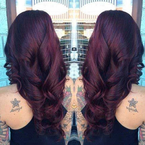 schwarzen haaren auf dunkelrot