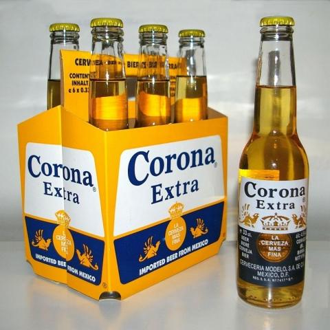 Wie kommt das Etikett auf die Corona Flasche?