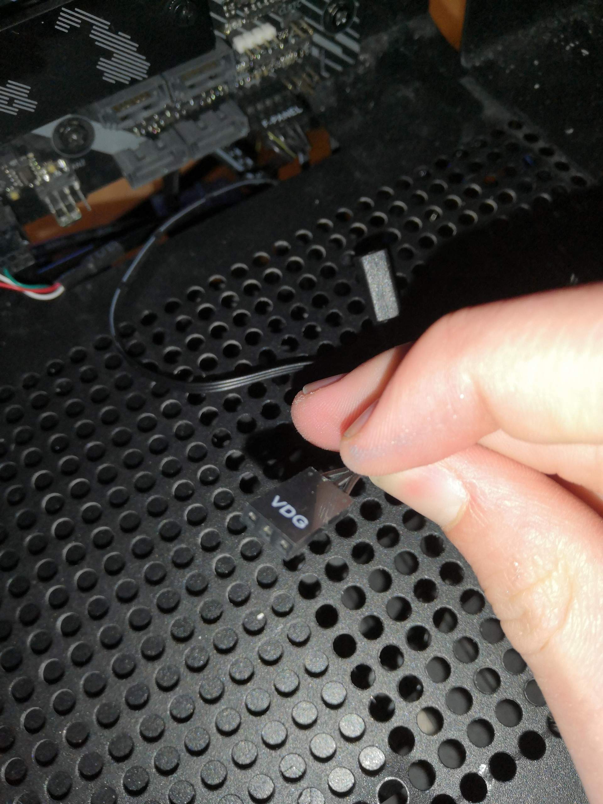 Wie kommt der VDG Stecker ins Mainboard? (Computer, Technik, PC)
