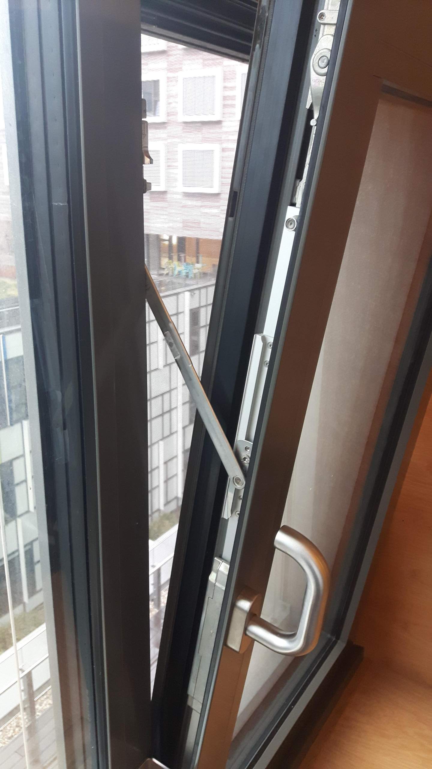 Wie krieg ich dieses Fenster Schloss auf?