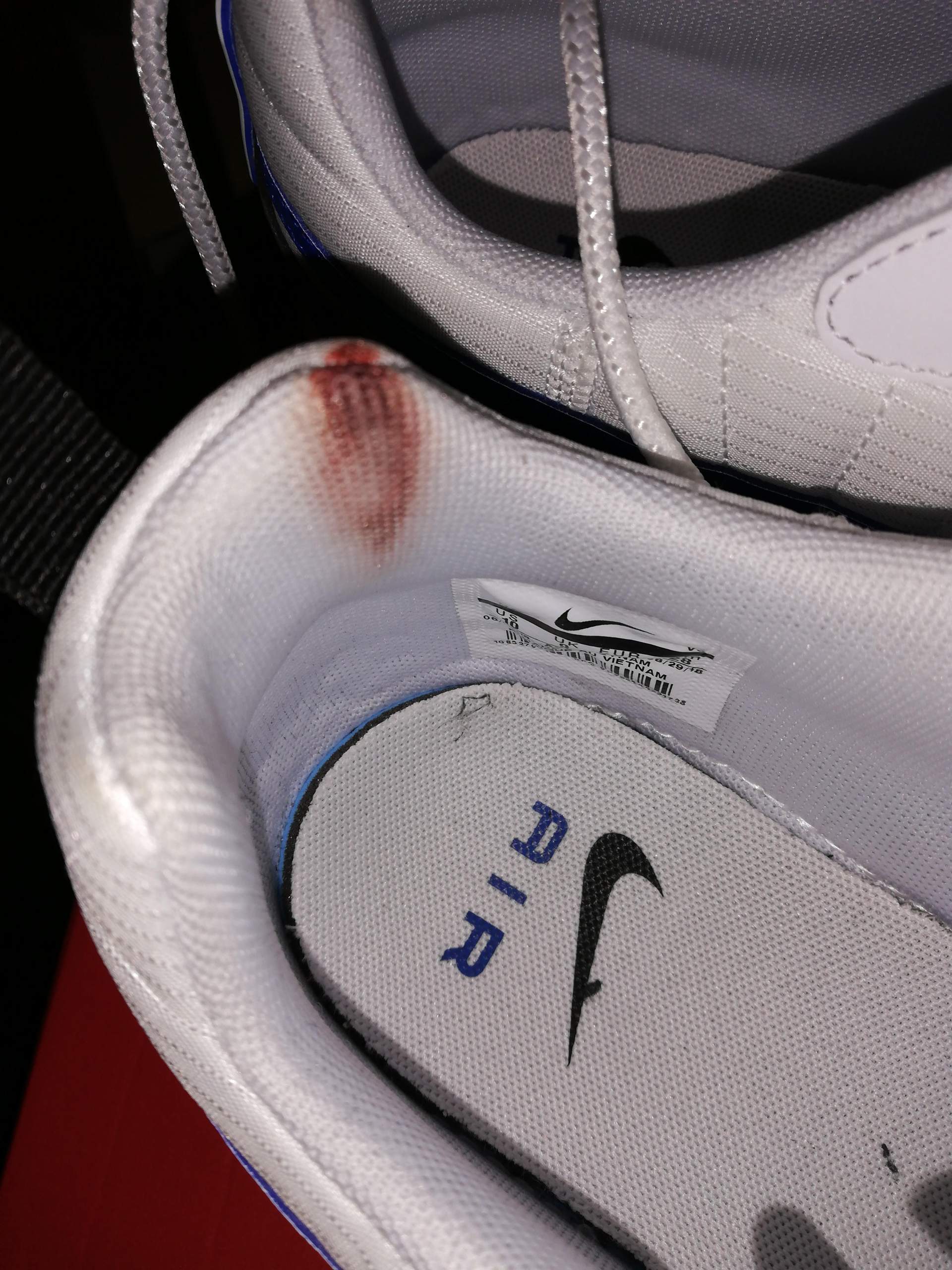 Wie kriege ich Blutflecken aus meinen Schuhen? (Mode, Schuhe, Blut)