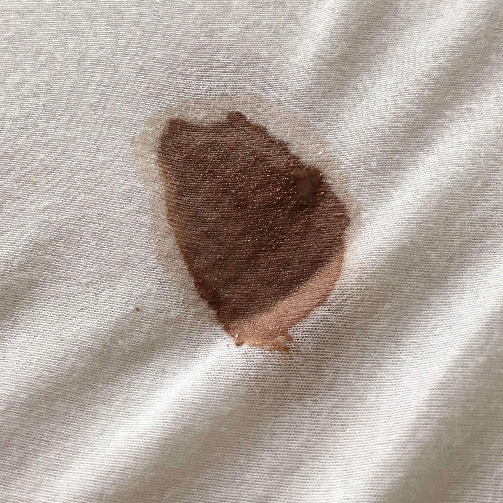 Wie kriege ich diesen Fleck aus meinem Bettlaken raus oben dass es meine Mutter bemerkt? (Flecken) Wie kriege ich diesen Fleck aus meinem Bettlaken raus oben dass es meine Mutter bemerkt? (Flecken)
