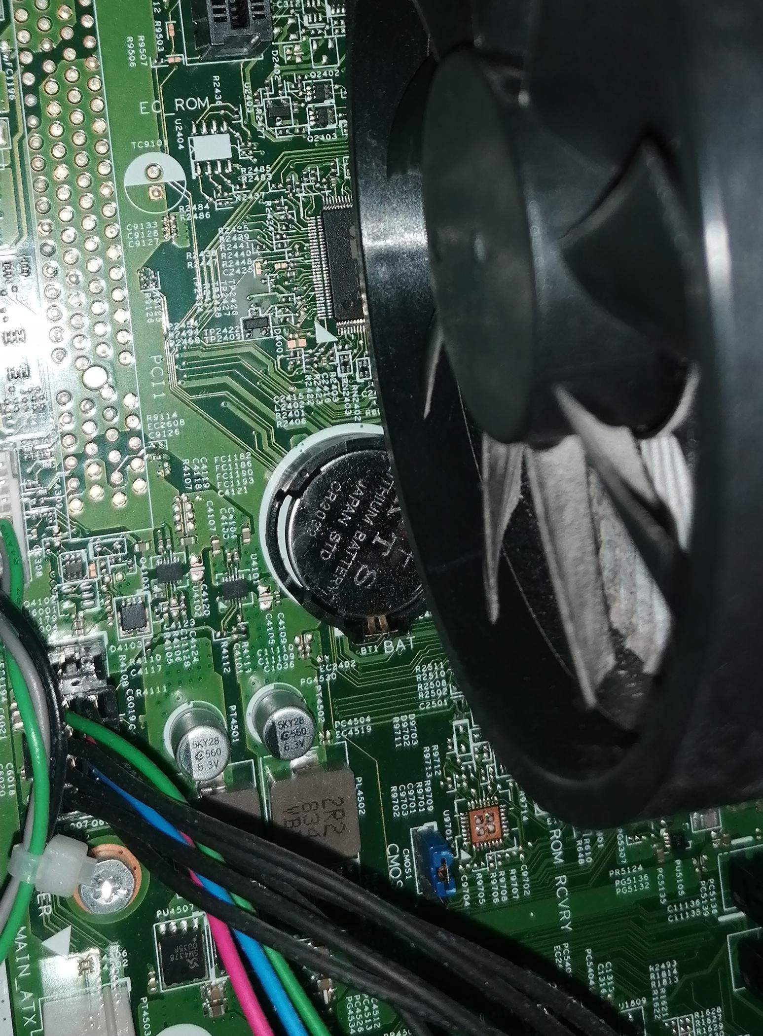 Wie kriege ich hier die Bios Batterie raus? (Gaming PC, Mainboard