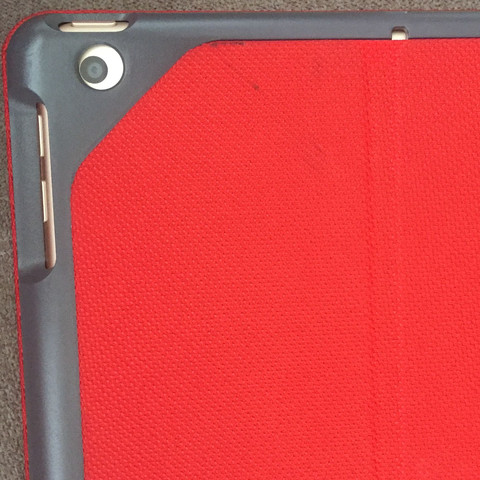Rechtsneben der Cam.
Das ist ein leicht Hartes Mater. weißleidernichtwie esheißt - (Technik, Reinigung, ipad-case)