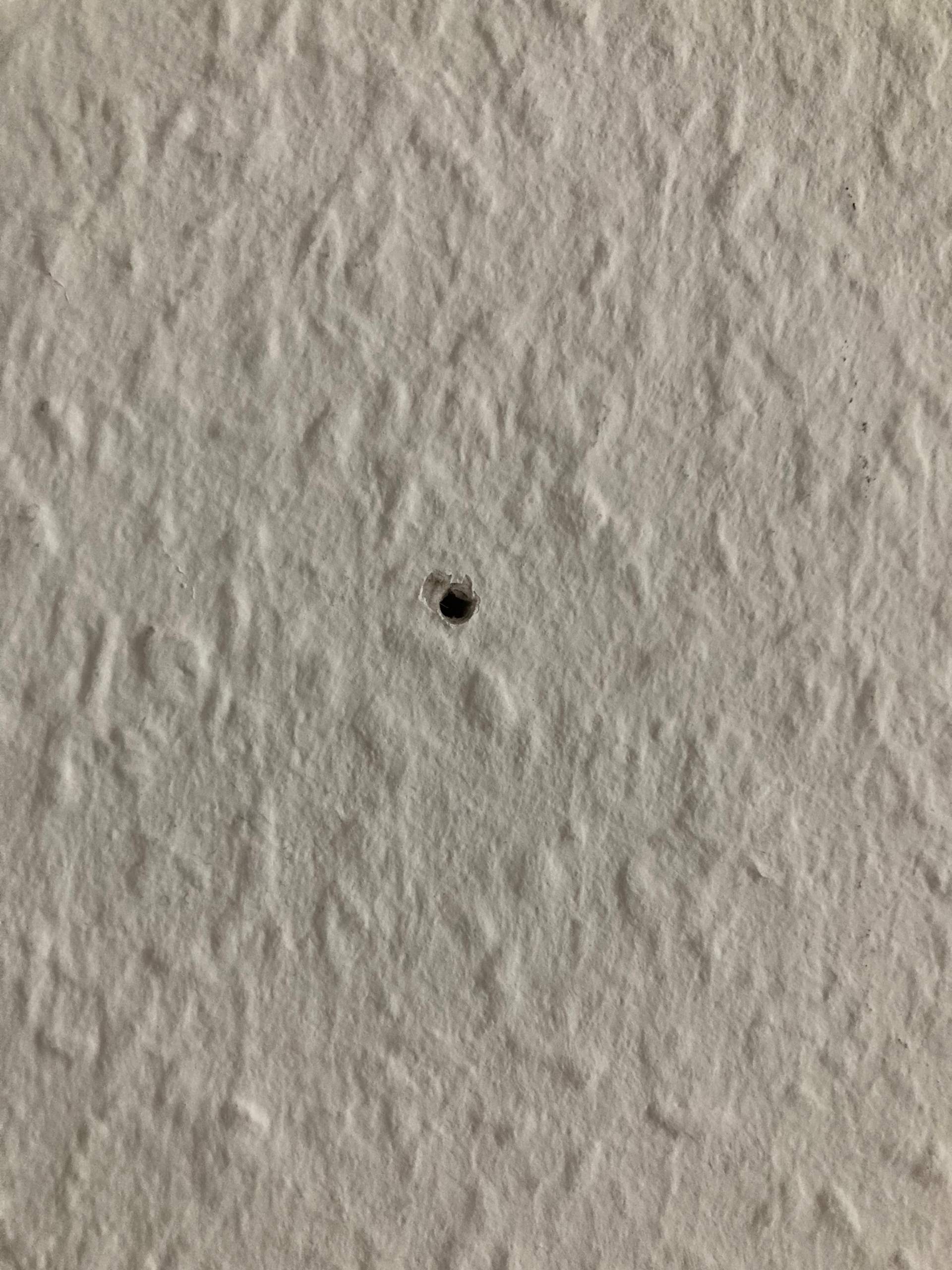 Wie kriegt man solche Löcher in der Wand weg? (Handwerk, malen, heimwerken)