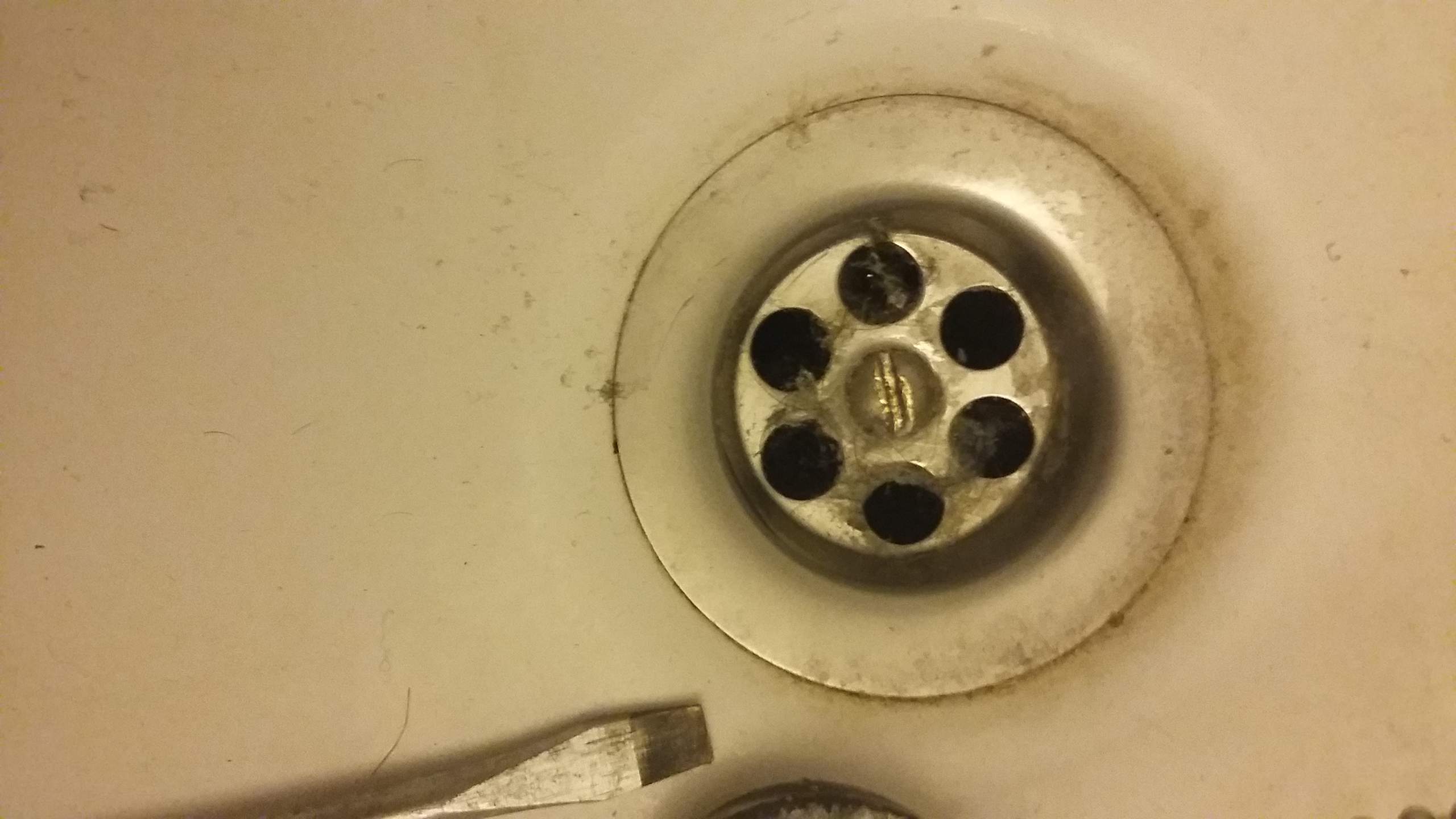 Wie lässt sich die Schraube am Badewannenabfluss heraus schrauben? (Badewanne, Abfluss)