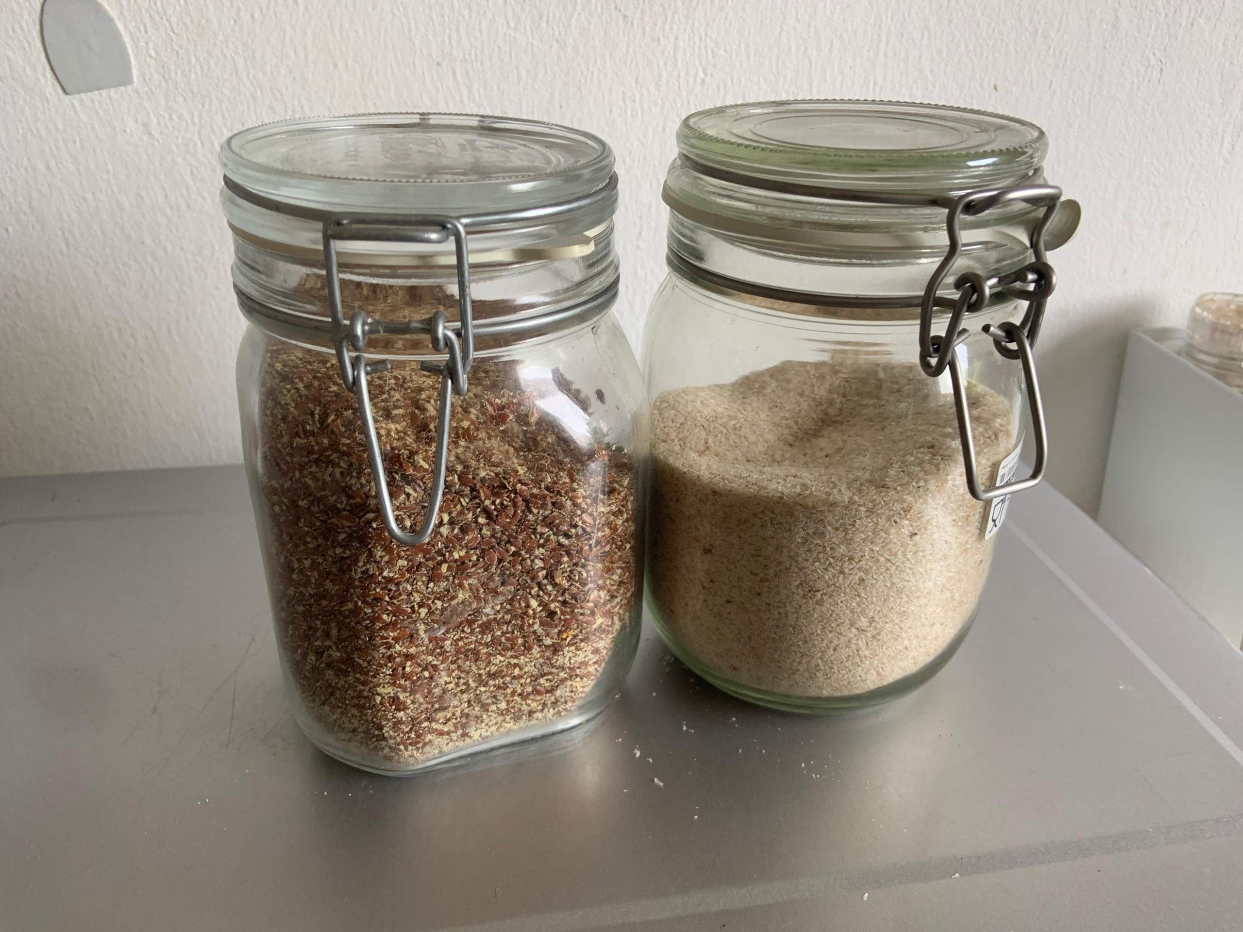 Wie lange halten Leinsamen und Flohsamenschalen? (Ernährung, Haltbarkeit, Aufbewahrung)