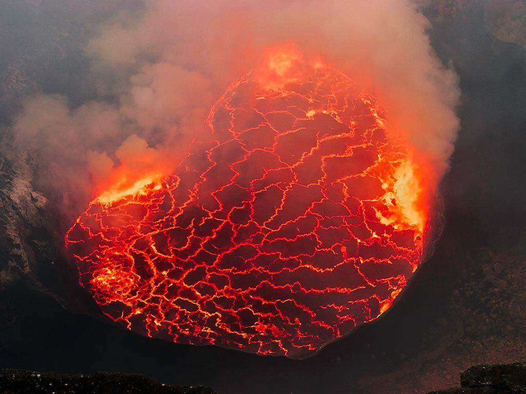 Wie lange lebt man noch, wenn man in einen Lava See hinein springt? (Sport, Tod, schwimmen) Wie lange lebt man noch, wenn man in einen Lava See hinein springt? (Sport, Tod, schwimmen)