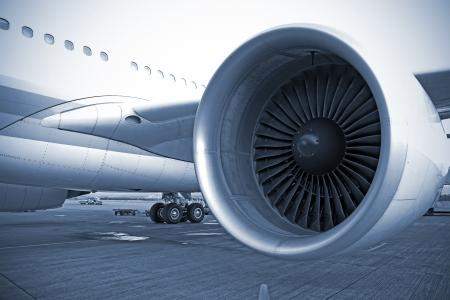 Wie laut wäre es vor eine Flugzeugturbine zu stehenv?