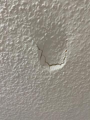 Wie macht man so ein Loch in der Decke zu? (Handwerk)